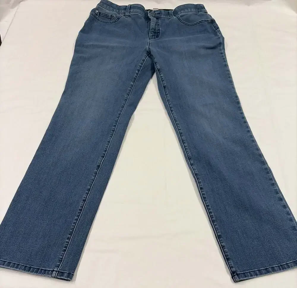Chico's Fabulously Slimming Short Straight Leg Jeans, Size 0.5/Small
